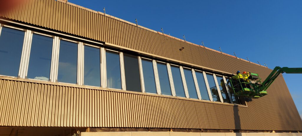Moderne Fensterfront an einem Gewerbegebäude während der Montage