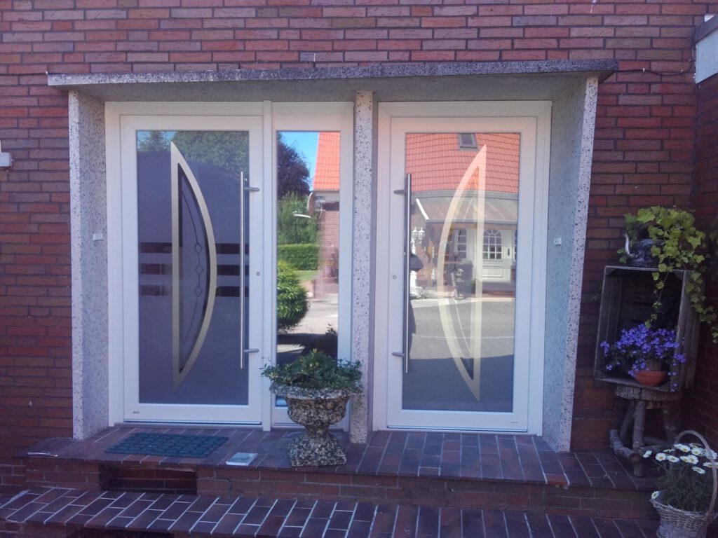 Moderne graue Haustür mit großen Glaselementen und Seitenteilen