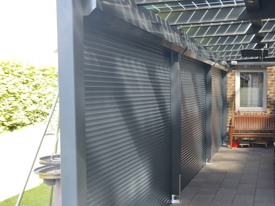 Moderne Vorbaurollläden in Anthrazit an einer Terrasse